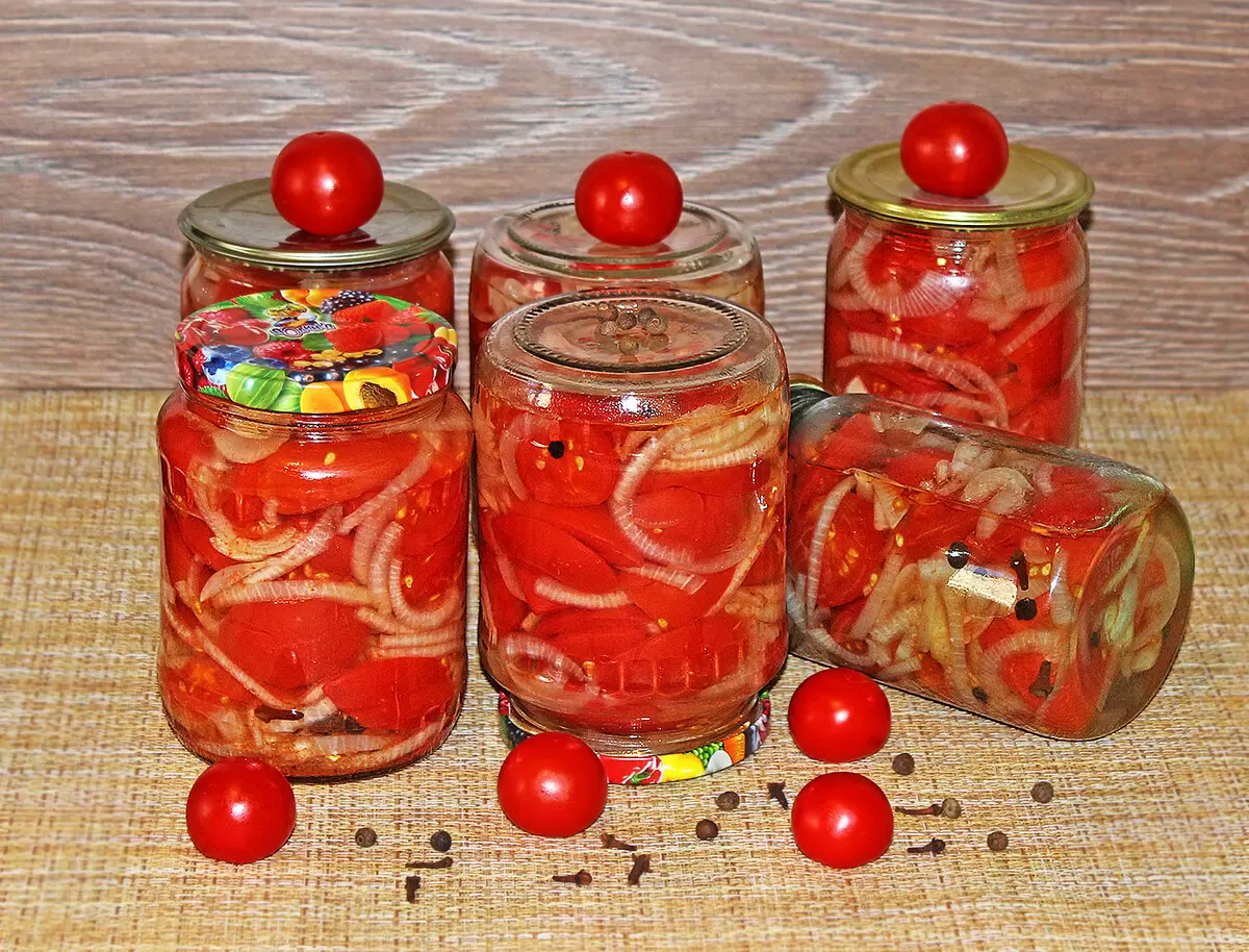 Сочные помидоры с хрустящим луком: идеальная закуска для зимних вечеров