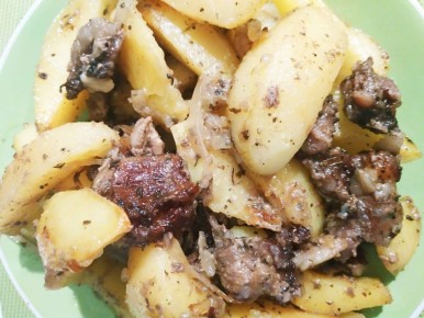 Сытное и аппетитное: свинина с картошкой в духовке