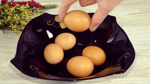 Необычный завтрак: жареные яйца с начинкой для всей семьи