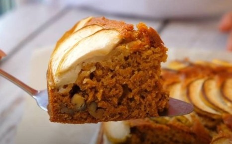 Неповторимый медовый пирог с яблоками и орехами