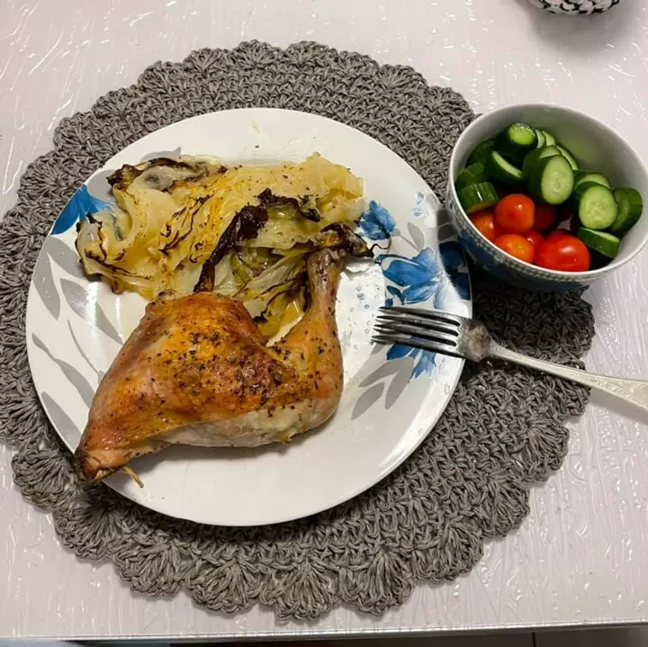 Куриные окорочка на капустной подушке: простой и вкусный рецепт