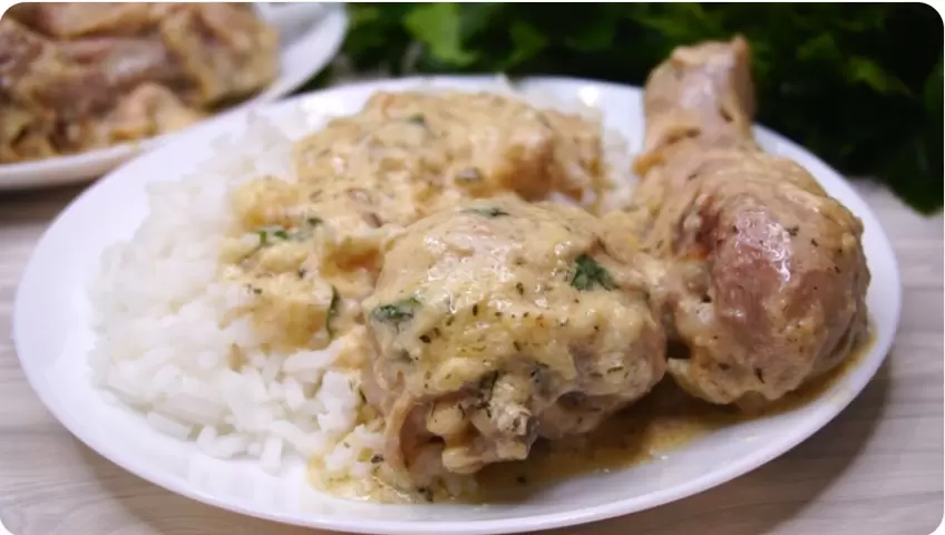 Ужин за 30 минут: курица под сметано-луковым соусом