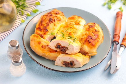 Необычный способ приготовить курицу: секрет сочности в начинке