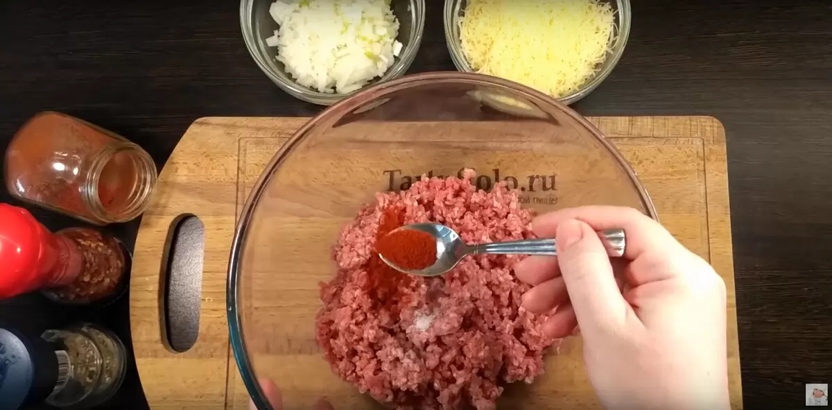 Праздничные тюльпаны: как удивить гостей мясными пирожками