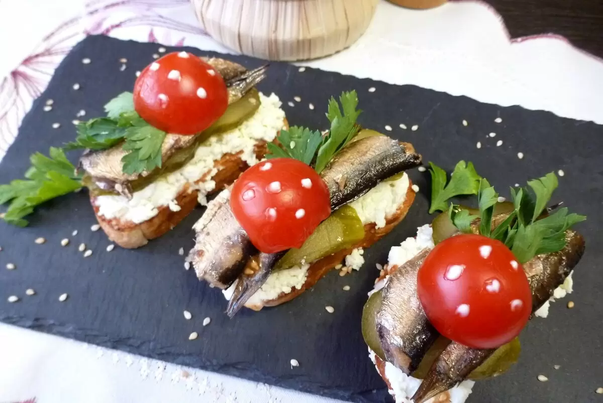 Быстрые и вкусные закуски: бутерброды со шпротами, которые порадуют всех