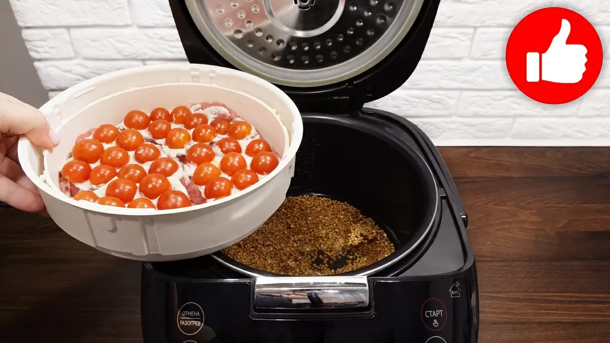 Сочный обед на пару: свинина с гречкой в мультиварке