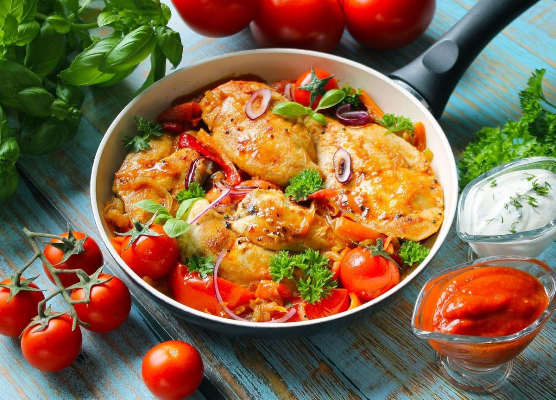 Жареное куриное филе с луком: просто и вкусно!