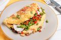 Сытный омлет с копченой индейкой и овощами: мастерство приготовления
