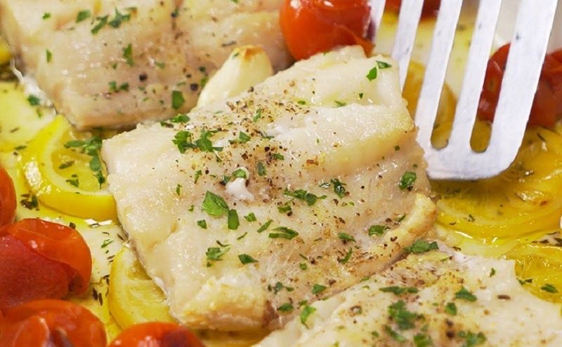 Треска с овощами и оливками: легкий рецепт для здорового ужина