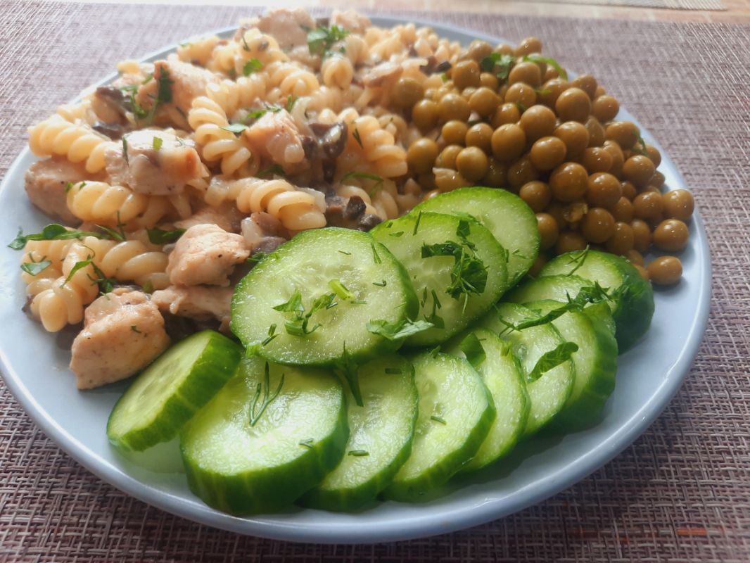 Вкусный и полезный обед: куриная грудка с грибами и пастой в сырном соусе