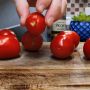 Пикантная закуска из простых помидоров: быстрый и вкусный рецепт на скорость