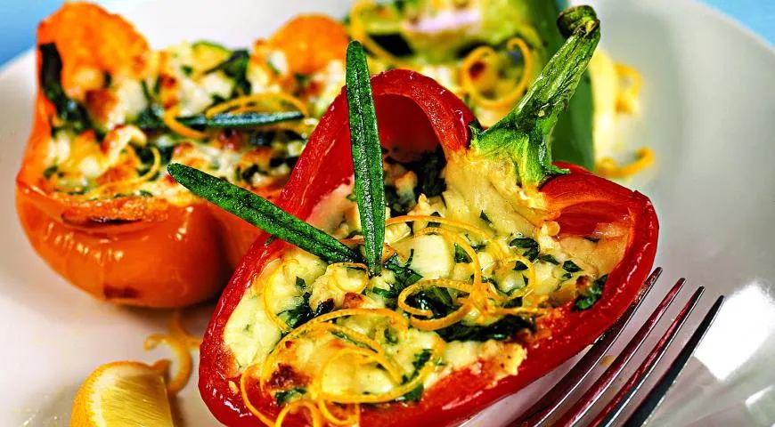 Очарование грузинской кухни: перцы с сыром сулугуни и свежими травами